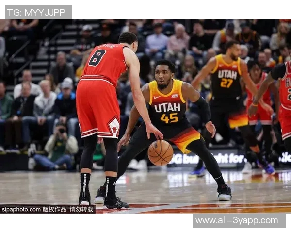 老队友重聚骑士公牛赛前米切尔阿伦与奥科罗亲切交谈回忆往昔 老队友重聚骑士公牛赛前米切尔阿伦与奥科罗亲切交谈回忆往昔